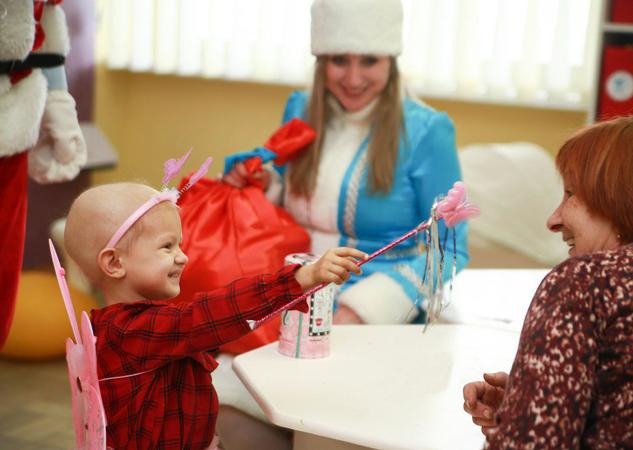 Первый день нового года во всех детских областных больницах Украины маленькие пациенты встретили с подарками и хорошим настроением.