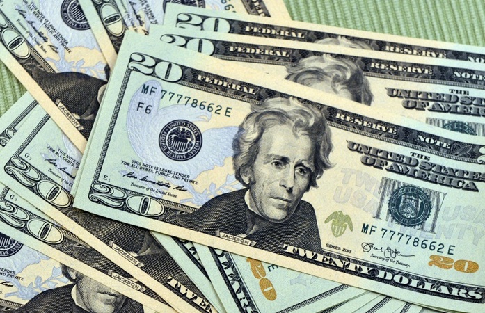 Как и предполагал «Минфин» в своем утреннем прогнозе — доллар сдал свои позиции на межбанке.