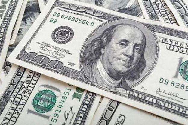 К открытию межбанка американский доллар в покупке и в продаже снизился на 2 копейки.