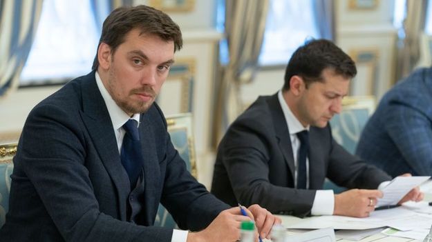 Скандал с записью встречи членов правительства с руководителями Нацбанка завершился тем, что премьер-министр Алексей Гончарук подал заявление об отставке.