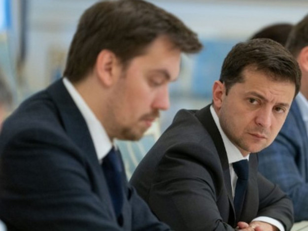 Президент Владимир Зеленский не поддержал отставку премьер-министра Алексея Гончарука, который подал ему заявление после скандала с записями рабочего совещания членов правительства.