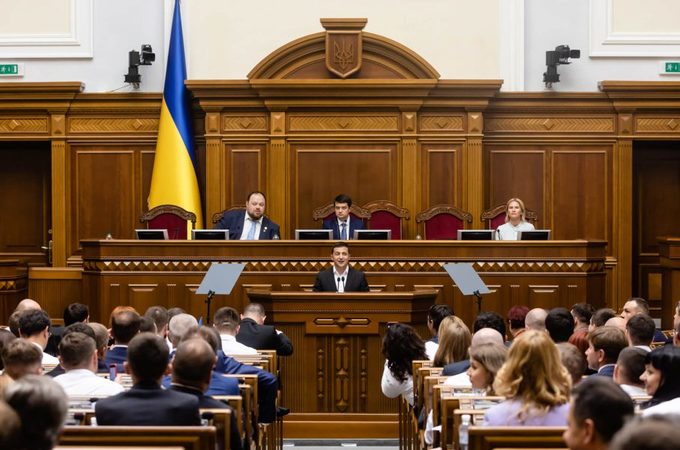 Помічники народних депутатів України за грудень 2019 року отримали зарплати в розмірі понад 100 тисяч гривень.
