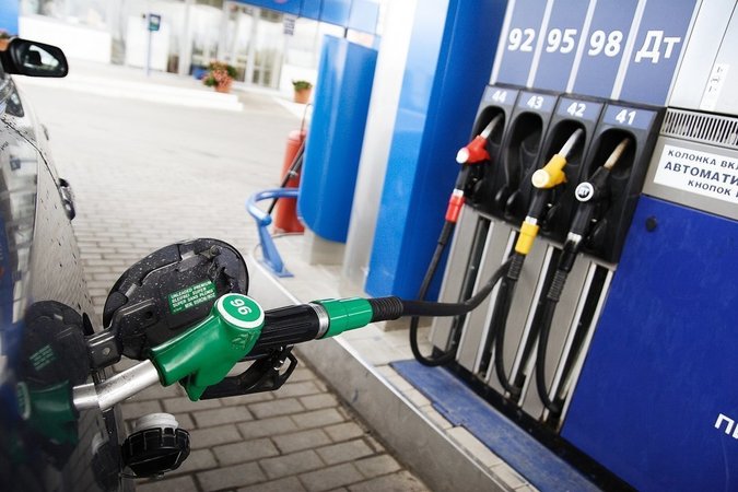 Крупные сети АЗС на выходных снизили цены на бензин и дизельное топливо на 10–30 коп/л.