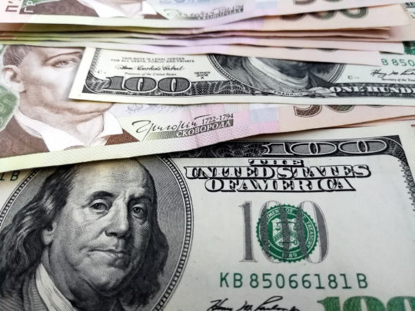 К закрытию межбанка американский доллар в покупке подорожал на 3 копейки, в продаже — на 2 копейки.
