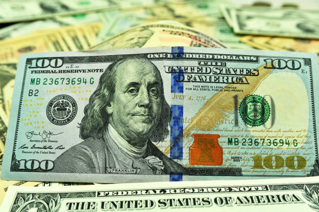К закрытию межбанка американский доллар в покупке подорожал на 10 копеек, в продаже — на 9 копеек.