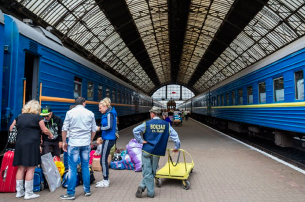 С 3 февраля Укрзализныця в пилотном режиме вводит новую услугу для пассажиров — доставку ручной клади в/из поезда.