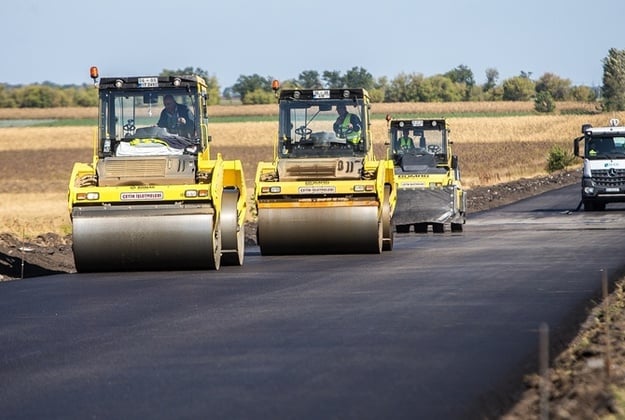 Президент Владимир Зеленский подписал два закона, которые позволяют Укравтодору привлекать кредиты под государственные гарантии на строительство и ремонт дорог.