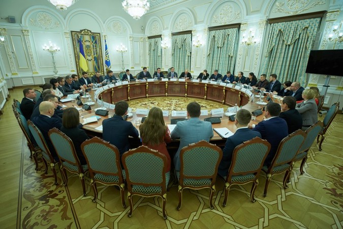 Президент Владимир Зеленский предложил направить $2,9 млрд, которые Нафтогаз получил от российского Газпрома, на реализацию инфраструктурных проектов и развитие медицины.