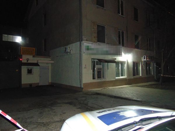 У Миколаєві вночі 16 лютого невідомі зловмисники проникли у відділення Приватбанку, підірвали банкомат і викрали з нього понад 250 тисяч гривень.