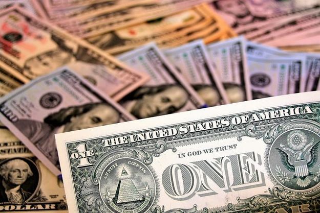 К открытию межбанка американский доллар в покупке и в продаже подешевел на 2 копейки.