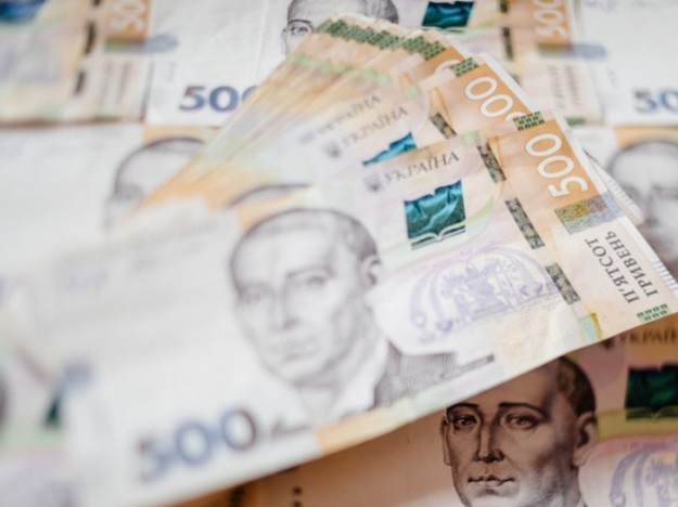 Национальный банк установил на 24 февраля 2020 года официальный курс гривны на уровне  24,453 грн/$.