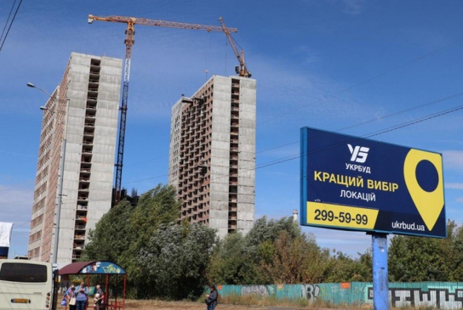Киевгорстрой возобновил строительство жилых комплексов «Пектораль» и «Новомостицкий», а также открыл продажу квартир в этих комплексах.