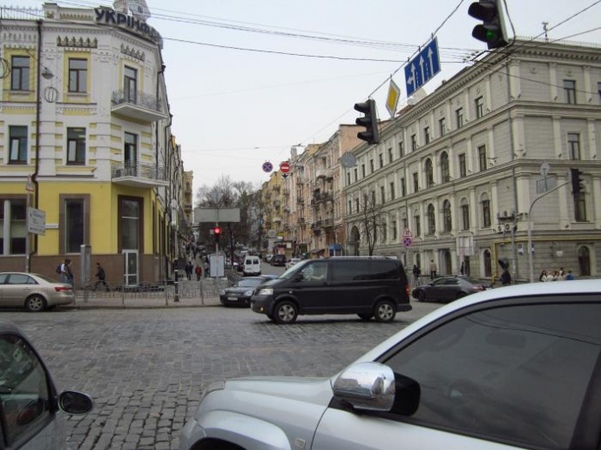 В самому центрі Києва чиновники планують віддати під приватизацію цілий квартал державних будинків у занедбаному стані.