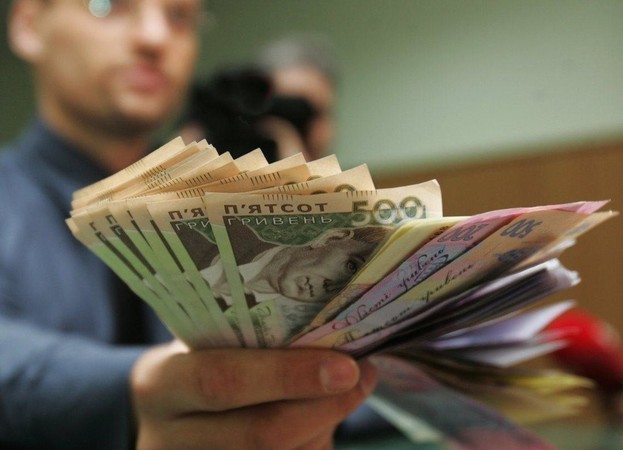 За 24 роки середня зарплата в Україні зросла в 144 рази: з 73 грн в 1995 році до 10 тисяч 497 грн в 2019 році.