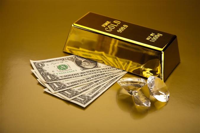 На фоне резкого падения цен на нефть и переживаний рынков из-за коронавируса цены на золото поднялись до $1700 за унцию.