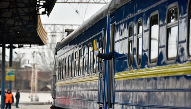 Укрзализныця будет возвращать пассажирам полную стоимость билетов на отмененные международные поезда, без взимания дополнительных сборов.