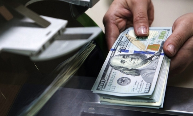 17 березня Національний банк продав із золотовалютних резервів $300 млн, щоб стримати падіння курсу гривні.