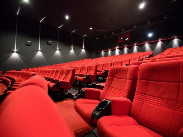 Мережа кінотеатрів Multiplex у зв'язку з карантином зачинила кінотеатри по всій країні.