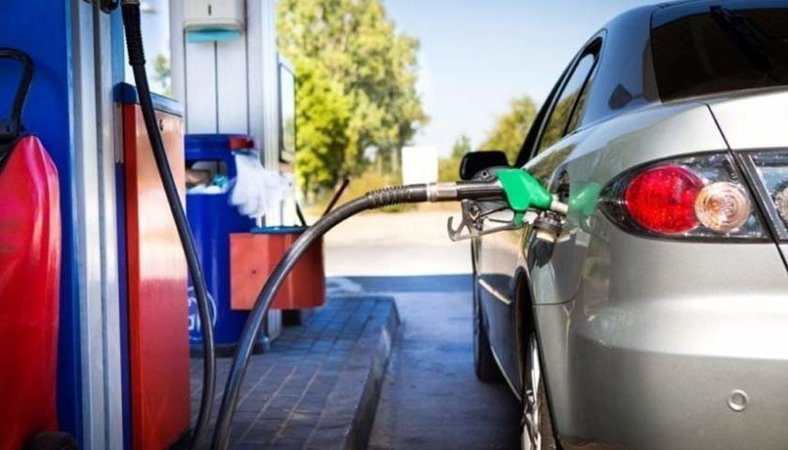 Существенного снижения стоимости бензина не стоит ожидать, обвал нефтяных рынков здесь не поможет.