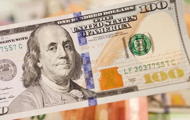 К закрытию межбанка американский доллар в покупке подешевел на 12 копеек, в продаже — на 44 копейки.