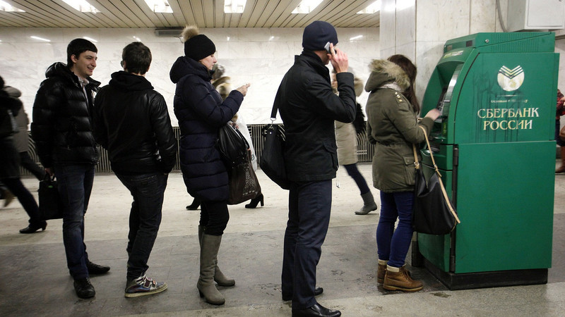 Россия ограничивает выдачу денег через банкоматы
