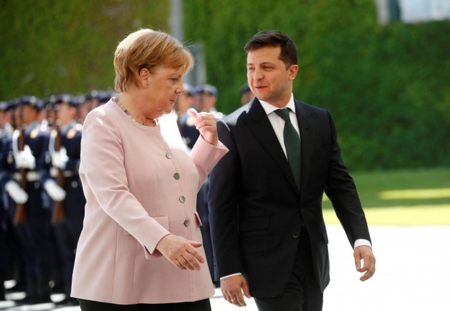 Президент Владимир Зеленский провел телефонный разговор с Федеральным канцлером Германии Ангелой Меркель и договорился перенаправить 150 млн евро в рамках государственного немецкого кредита на борьбу с коронавирусом.