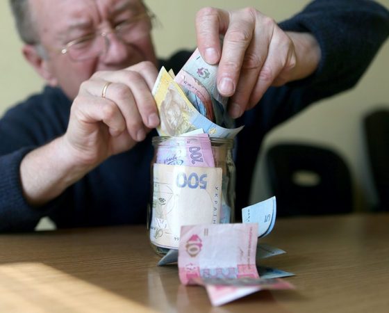 Кабинет министров постановил выплатить в апреле единовременную денежную помощь в 1 тыс грн для пенсионеров, получающих пенсии меньше 5 тысяч гривен.