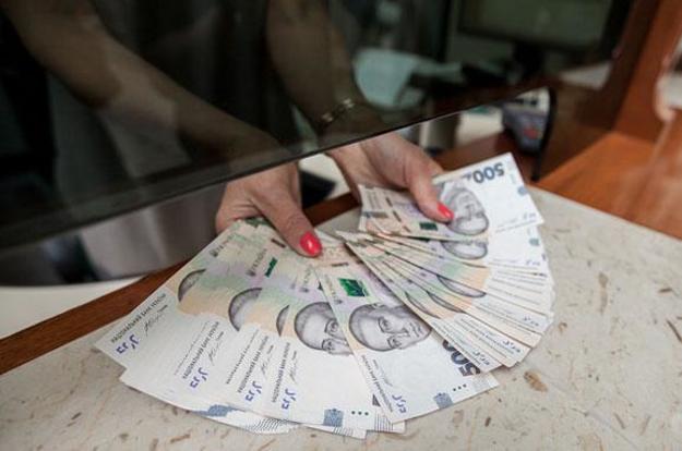 В течение марта объем средств украинцев на гривневых счетах в банках снизился на 0,8%, или на 2,752 миллиарда гривен.