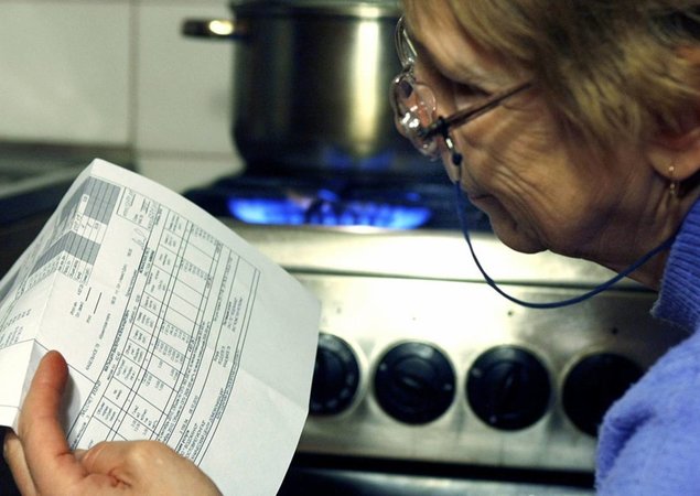 Кабинет министров планирует в ближайшие дни запустить возможность оплаты коммунальных услуг для пенсионеров через «Укрпошту» или телефонные «горячие линии» банков.
