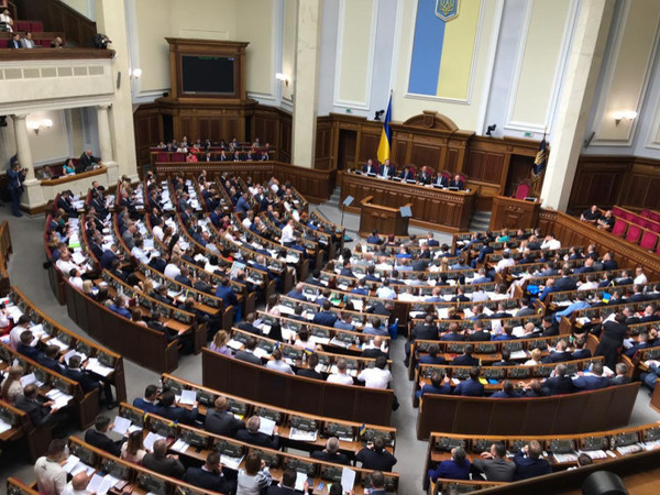 Председатель Верховной Рады Разумков подписал распоряжение о созыве внеочередного пленарного заседания, которое состоится в понедельник, 13 апреля в 14:00.