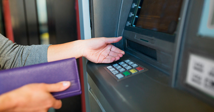 На карантине украинцы стали в 2,5 раза меньше пользоваться банковскими кассами и снимать наличные в банкоматах.
