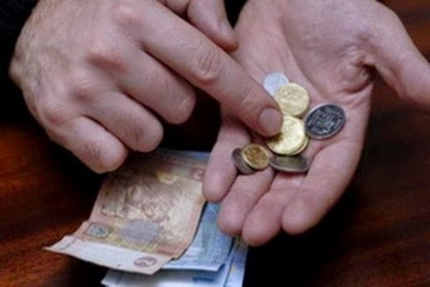 Пенсионный фонд увеличил показатель средней заработной платы для расчета пенсий на 77 гривен после того, как ранее показатель средней зарплаты для расчета пенсий понизили на тысячу гривен.