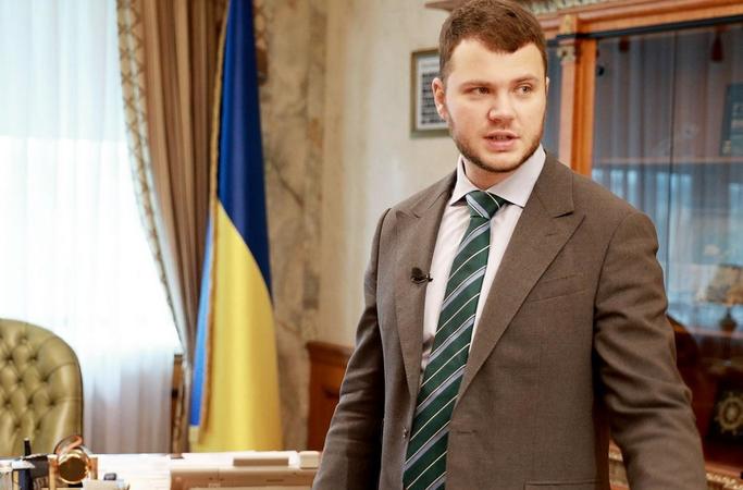 Міністр інфраструктури Владислав Криклій заявив, що зупинений на час карантину громадський транспорт запрацює не раніше червня.