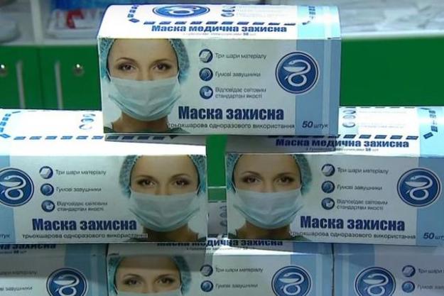 Найбільші столичні аптечні мережі зобов’язались знизити торгову націнку на медичні маски до 1 гривні.