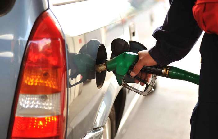 Слідом за рекордним падінням цін на нафту, в Європі почала знижуватися оптова ціна на бензин і дизельне паливо.