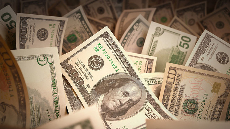 К закрытию межбанка американский доллар в покупке подешевел на 6 копеек, в продаже — на 7 копеек.