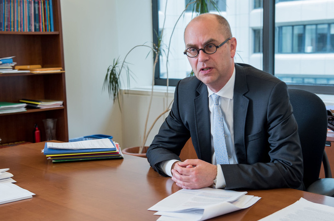 Голова місії МВФ в Україні Рон ван Роден направив лист в Офіс президента України, у якому попередив про перегляд рішення Фонду щодо кредиту, якщо в законодавство про НАБУ будуть внесені зміни.