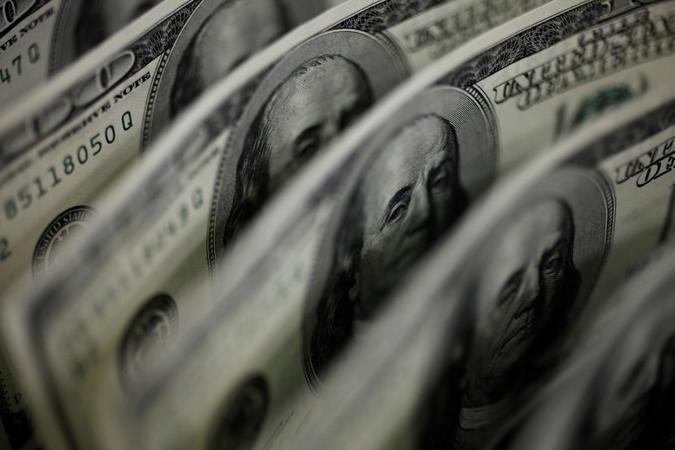 Для згладжування надмірних коливань гривні в бік знецінення Національний банк протягом місяця продав $44,5 млн.