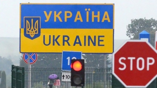 Посольство Великобритании в Украине утверждает, что официальный Киев уведомил партнеров о запрете для выезда своих граждан без отдельного разрешения, впрочем, о разрешения МИД в сообщении речь уже не идет.