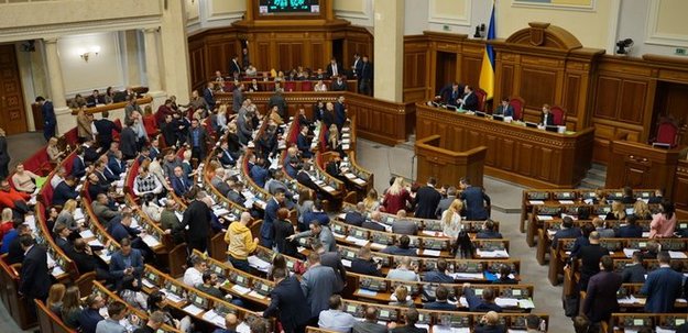 Верховная Рада на внеочередном заседании 13 мая приняла «антиколомойський» закон (относительно усовершенствования некоторых механизмов регулирования банковской деятельности).