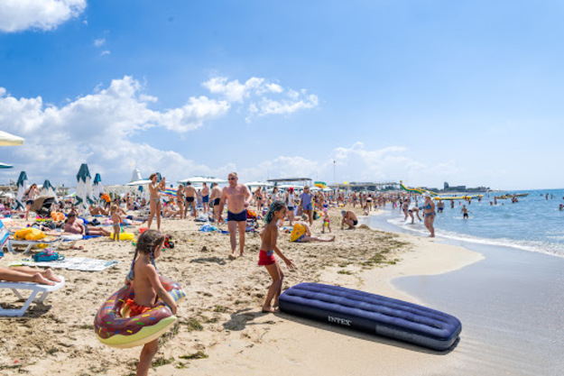 В Украине этим летом будет открыт пляжный сезон у морей и рек, поскольку солнечный свет может убить возбудителя коронавируса.