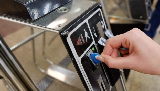 Метрополітен у Києві після відновлення роботи не буде продавати жетони, натомість пасажири будуть користуватися виключно е-квитком.