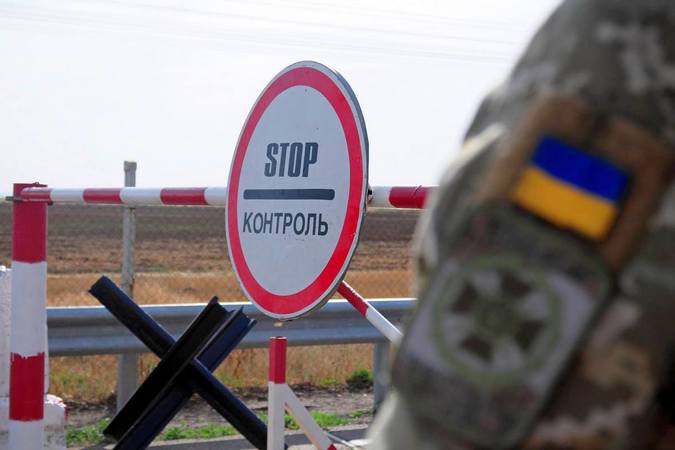 Україна відновлює роботу 66 пунктів пропуску через державний кордон з Польщею, Словаччиною, Румунією, Угорщиною та Молдовою.