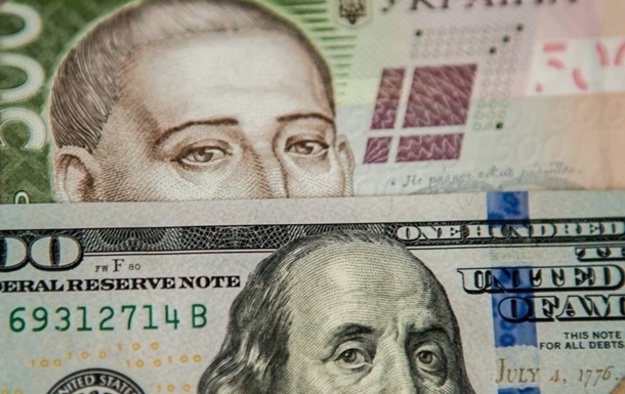 К закрытию межбанка американский доллар в покупке подешевел на 4 копейки, в продаже — на 3 копейки.
