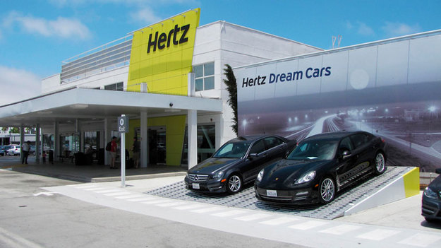 Один из крупнейших сервисов аренды авто Hertz заявил о своем банкротстве.
