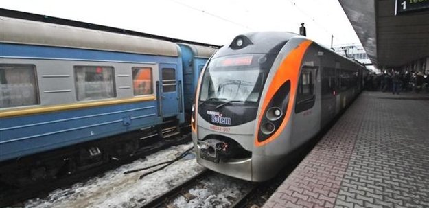 С 27 мая Приватбанк возобновил продажу железнодорожных и автобусных билетов через мобильный и веб Приват24, электронную билетную кассу bilet.pb.ua и сеть терминалов самообслуживания.