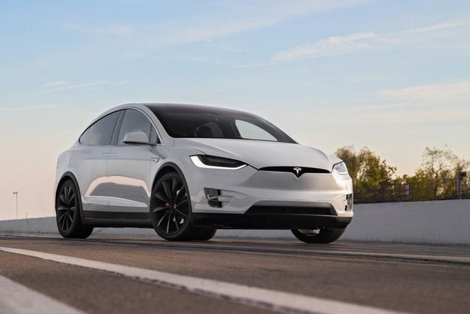 Компания Tesla значительно снизила стоимость своих электромобилей.