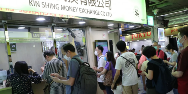 Жители Гонконга бросились скупать валюту США, опасаясь, что гонконгский доллар может отвязаться от американского.