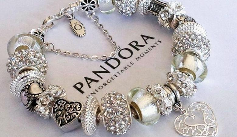 Датська компанія Pandora, яка є найбільшою в світі за кількістю вироблених ювелірний виробів, вирішила відмовитися від використання при їх виготовленні  видобутого золота і срібла і повністю перейти на перероблену сировину.