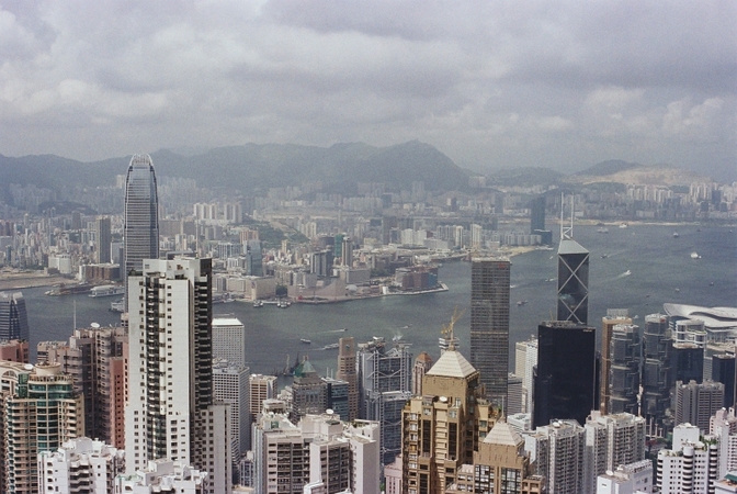 Деякі глобальні компанії розглядають можливість перенесення частини фінансових операцій з Гонконгу через плани США відкликати особливий режим для міста.